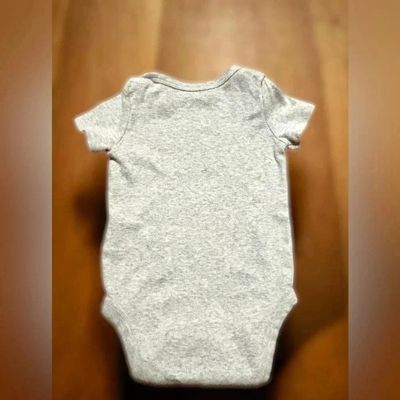 NWOT 0-3 month “Built to Be Happy” grey SS onesie. - Picture 3 of 5